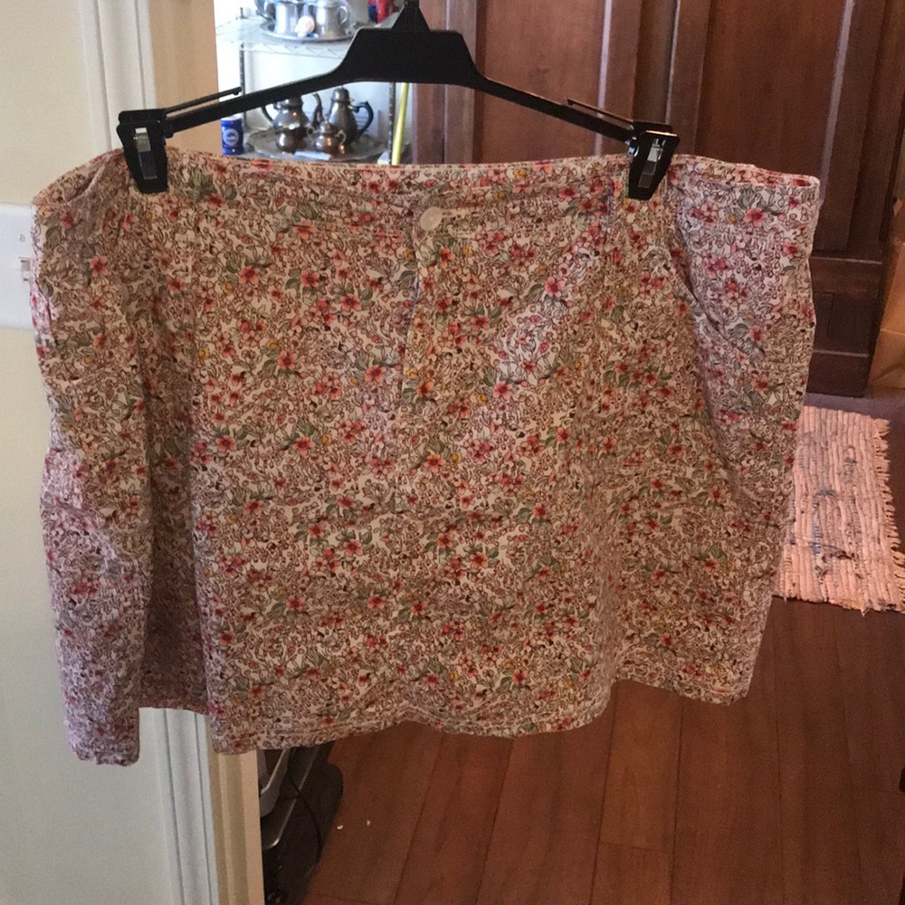 Floral mini skort, has pockets